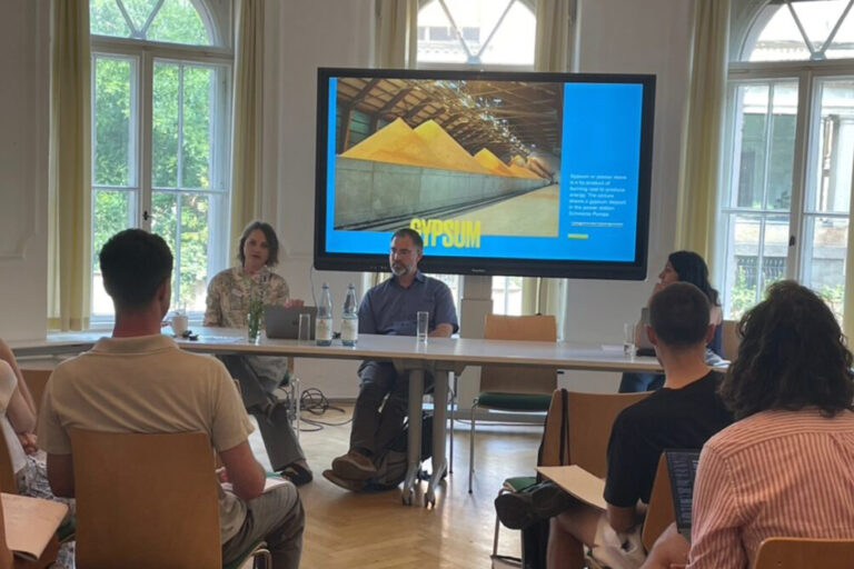 Mehr über den Artikel erfahren Resources, Consumption and Global Crises: Dr. Mareike Pampus und Prof. Dr. Jonathan Everts eröffnen Summer School mit Keynote-Präsentation