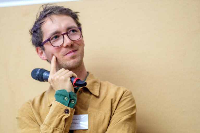 Mehr über den Artikel erfahren Felix Kolb im Interview zum Auftakt der Gesprächsreihe Struktur & Wandel bei Radio Corax
