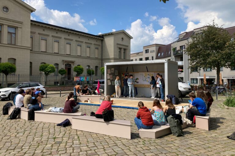 Mehr über den Artikel erfahren Die Agentur für Aufbruch lädt im Rahmen des Werkleitz Festivals 2025 auf den Domplatz in Halle (Saale) ein