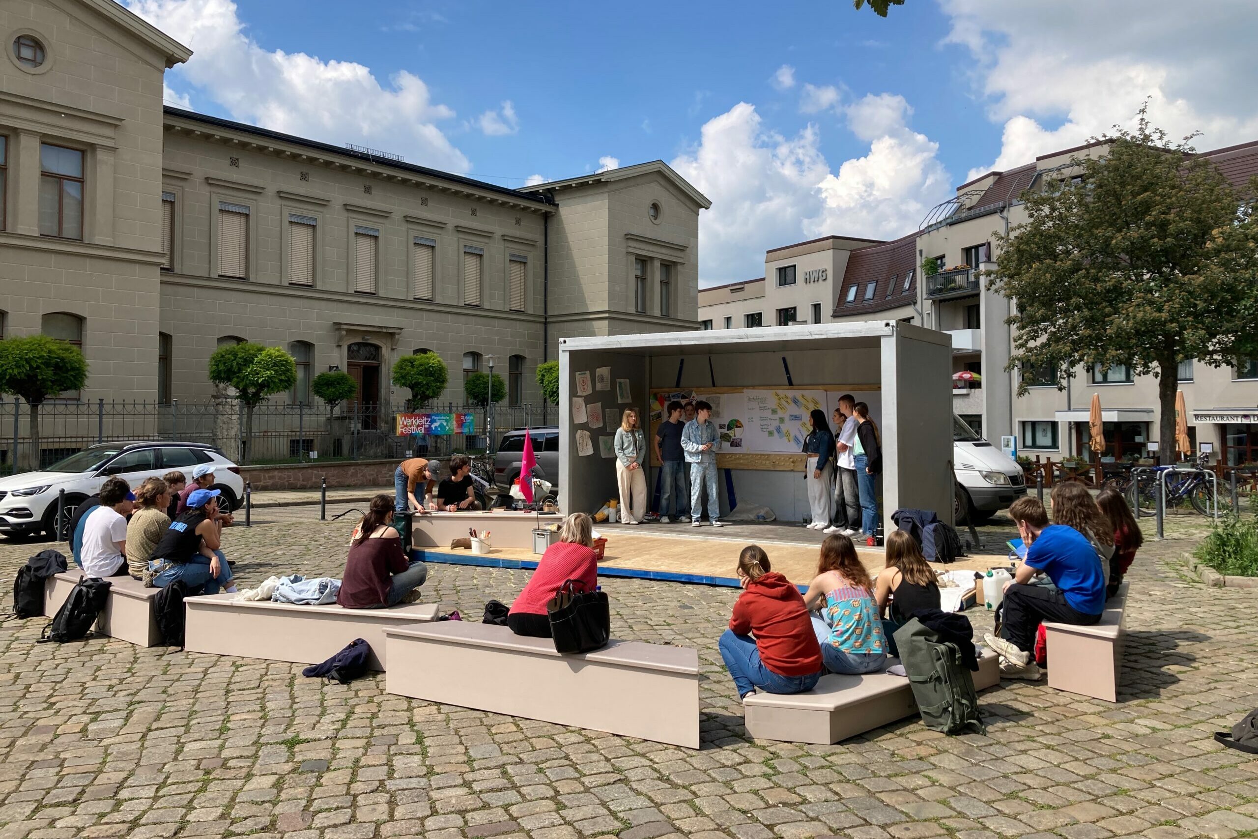 Mehr über den Artikel erfahren Die Agentur für Aufbruch lädt im Rahmen des Werkleitz Festivals 2025 auf den Domplatz in Halle (Saale) ein